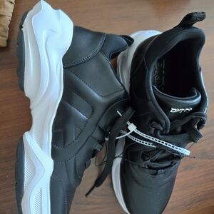NEW! DKNY Decorah Black &White Sneakers. Size 7.5